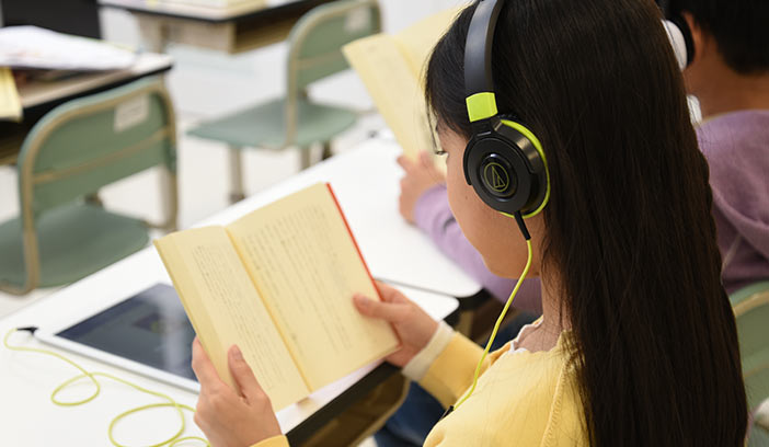 朗読を聞きながら黙読するから楽に楽しく進みます。